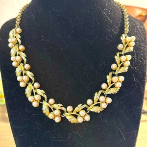 *Final Price* Vintage White Pearl Gold Inlay Leaves EUC Necklace -Stunning